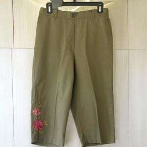 Alfred Dunner capri pants, size 10P, cotton, pretty embroidery on one leg, EUC